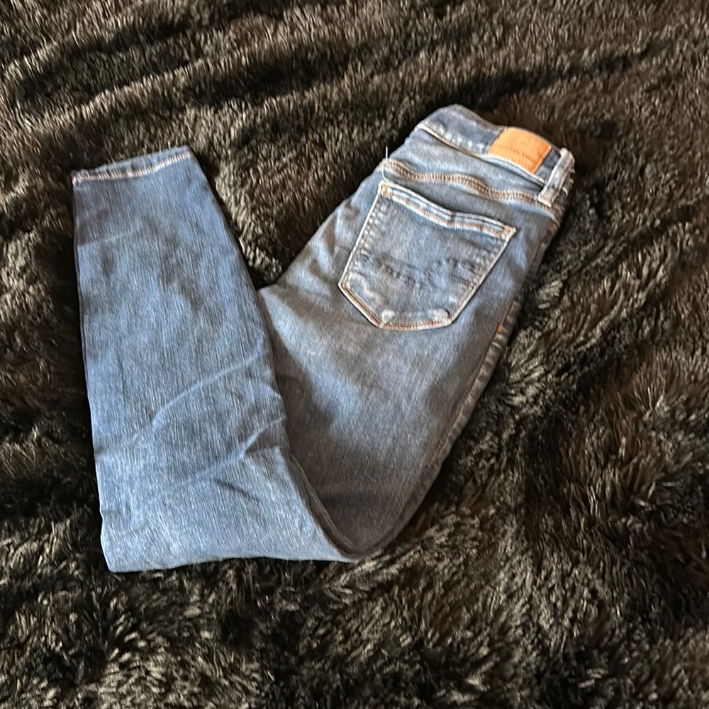 American Eagle dark wash distressed women’s skinny jeans size 8